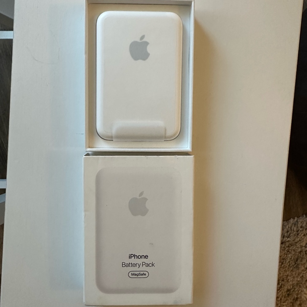 Apple iPhone MagSafe battery pack